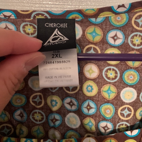 Uniform Scrub Top - Picture 2 of 3